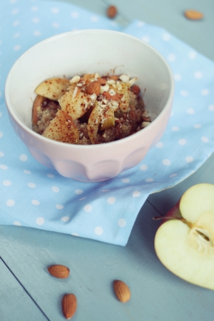 Rozgrzewające śniadanie – jabłkowa komosanka z bakaliami