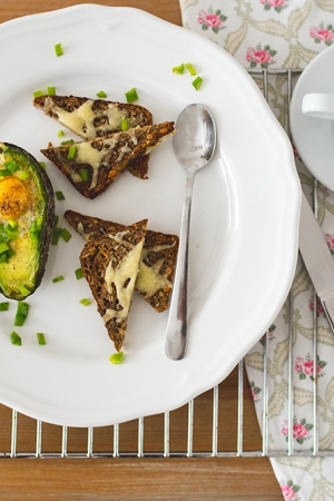 Pomysł na zdrowe śniadanie: awokado zapiekane z jajkiem
