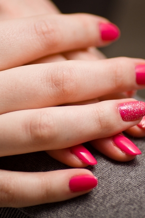 Jak zrobić hybrydowe paznokcie – krok po kroku?