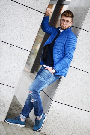 Niebieska wiosenna kurtka i dziurawe jeansy, czyli mój casual