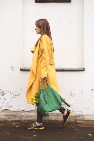Żółty płaszcz i zielona torebka