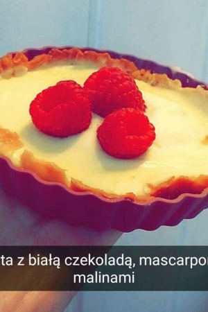 Prosty przepis na małe tarty z białą czekoladą, mascarpone i malinami