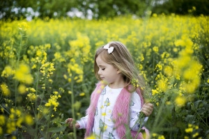 4 rady jak odpowiednio ubrać dziecko na zmienną, wiosenną aurę