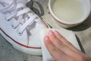 Jak wyczyścić białe trampki? – 7 domowych sposobów