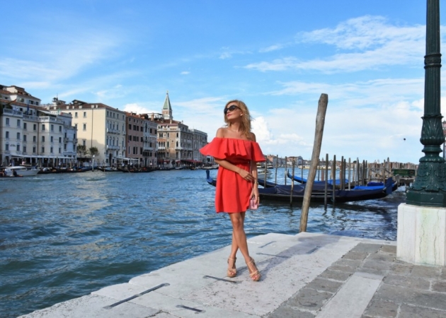 Moja stylizacja - czerwona sukienka z odkrytymi ramionami w Wenecji