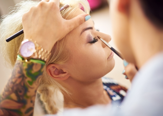 Kilka prostych trików, które pozwolą Ci utrzymać perfekcyjny makijaż przez cały dzień