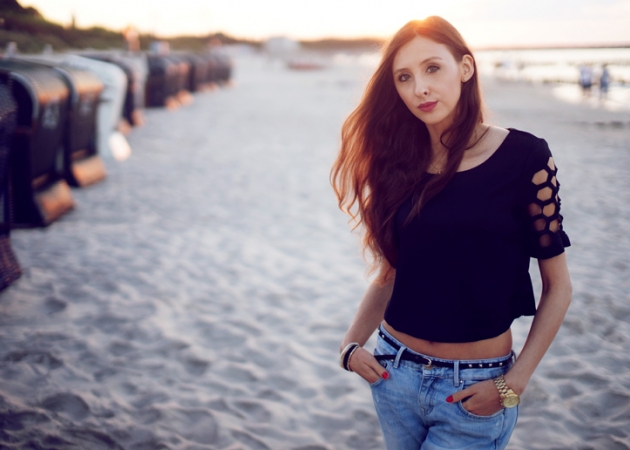 BLACK SHIRT + BOYFRIEND JEANS