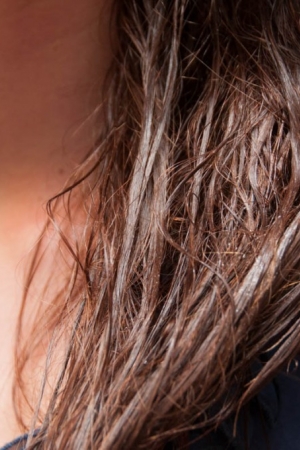 Peeling skóry głowy – 5 przepisów, które zmienią Twoje włosy!