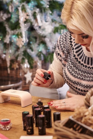 Poczuj się dobrze w te święta – manicure hybrydowy DIY konkurs!