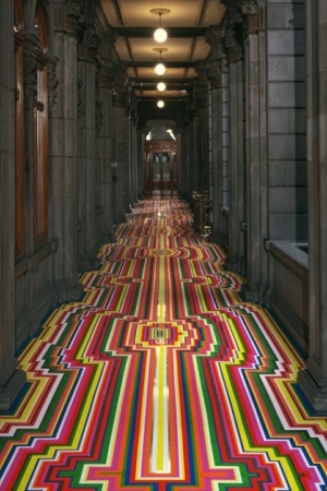 Psychodeliczne podłogi oklejone kolorowymi taśmami
