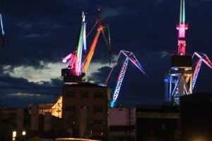 Podświetlane żurawie atrakcją miasta